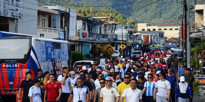 Bupati Michael Thungari Bersama Kapolres Sangihe dan Unsur Forkopimda Sangihe Jalan Sehat Bersama Masyarakat. (Foto.ist)