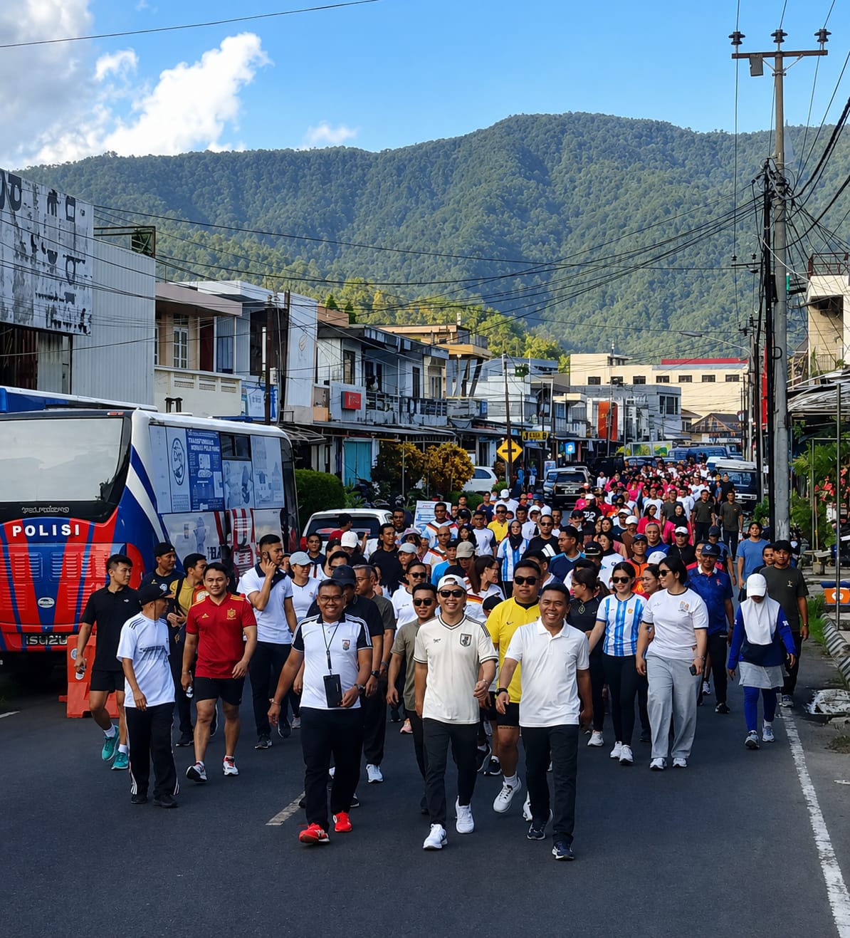Bupati Michael Thungari Bersama Kapolres Sangihe dan Unsur Forkopimda Sangihe Jalan Sehat Bersama Masyarakat. (Foto.ist)